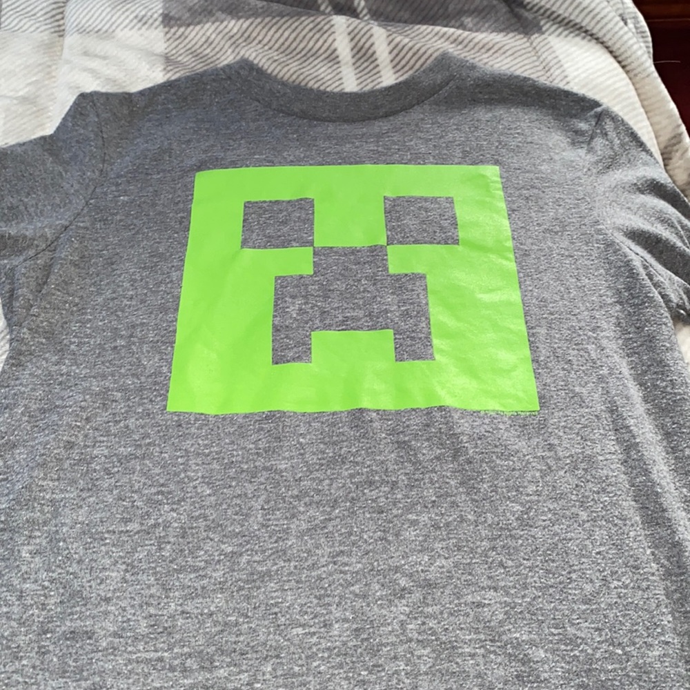 Old Navy T-Shirt 🧦
